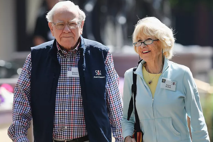 Warren buffet walking with his wife Astrid.